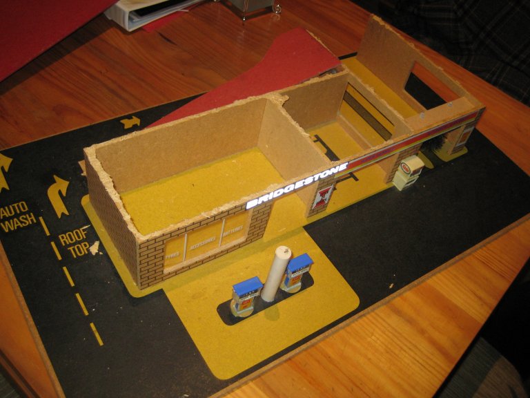 Toy garage - 04 - roof off.JPG